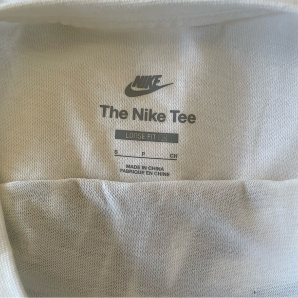 The Nike Tee Loose Fit Crop Top - Picture 3 of 4